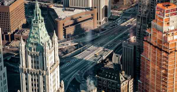 人工智能机器人和人谈恋爱